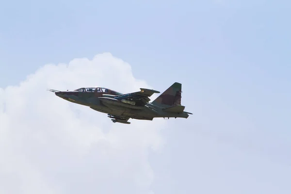 青空を背景にした戦闘機 — ストック写真