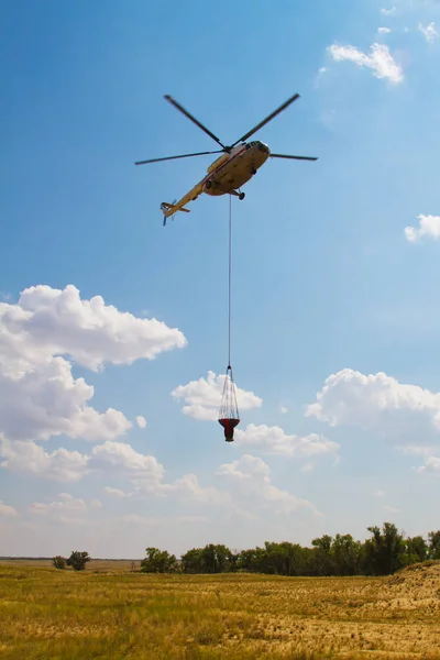 Brandbekämpningshelikopter Med Brandhink Flyger Mot Klarblå Himmel — Stockfoto