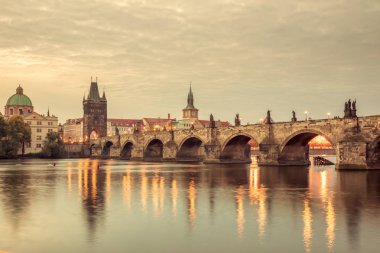 Vintage ünlü Prag simge - kuleleri ve köprü gece zaman şehir ile aydınlatılmış, Prag, Çek, Europe