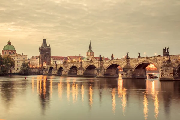 Vintage Słynnych Atrakcji Pragi Wieże Most Nocą Miasta Oświetlone Praga — Zdjęcie stockowe