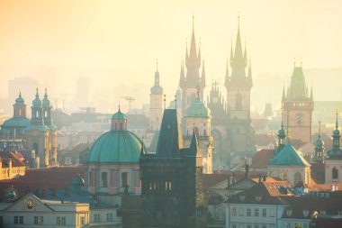 Prag yerlerinden havadan görünümü erken sabah şaşırtıcı, Çek, Avrupa seyahat