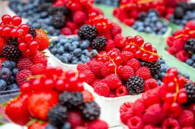 Pazar yeri üzerinde taze lezzetli meyveler vitamin ve renkli