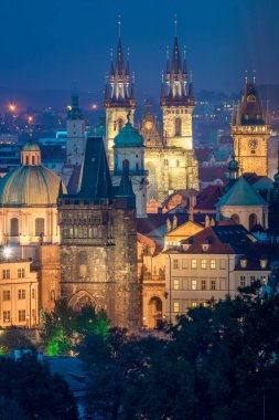 Gece hava görünümünü Prag çatılar, kaleler ve kilise kubbeleri, Çek, Europe
