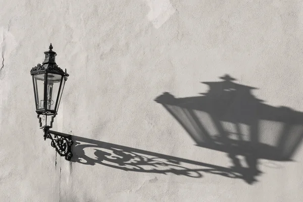 Παλιά Πόλη Τοίχο Φανάρι Πραγματική Σκιά Σιλουέτα — Φωτογραφία Αρχείου