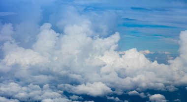 Panoramik dramatik bulutlar ve gökyüzü atmosfer uçaktan görüntülendi