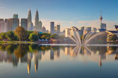 Kuala Lumpur şehir waterfront manzarası yansımaları ve çok güzel bir sabah gökyüzü, Titiwangsa Parkı, Malezya ile panoramik manzaralı. Yükseklik çözünürlükleri