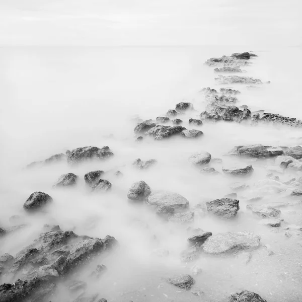 Bianco Nero Paesaggio Artistico Lunga Esposizione Luce Acqua Pietre Prospettiva — Foto Stock