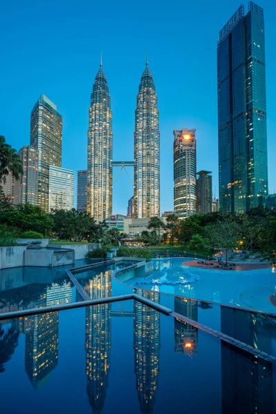 Διάσημο Petronas Twin Towers Φωτισμούς Κουάλα Λουμπούρ Μαλαισία Κεντρικό Πάρκο — Φωτογραφία Αρχείου