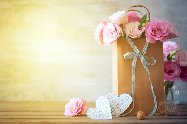 Gelukkig Dag Achtergrond Met Roze Bloemen Buigen Papier Hart Liefde — Stockfoto