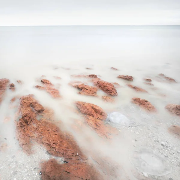 Lång Exponering Konstnärliga Landskap Ljus Vatten Och Riktigt Röda Stenar — Stockfoto