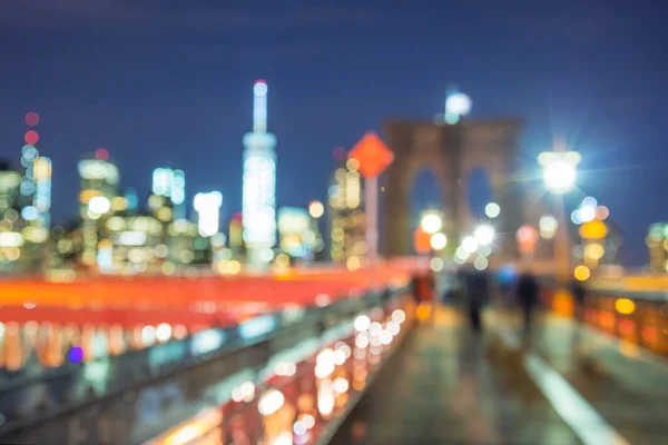 Famoso puente de Brooklyn y horizonte de Manhattan - lente borrosa backgro — Foto de Stock