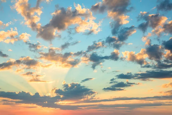 Sunshine Sunrise sky, milda färger av mjuka moln och solsken — Stockfoto