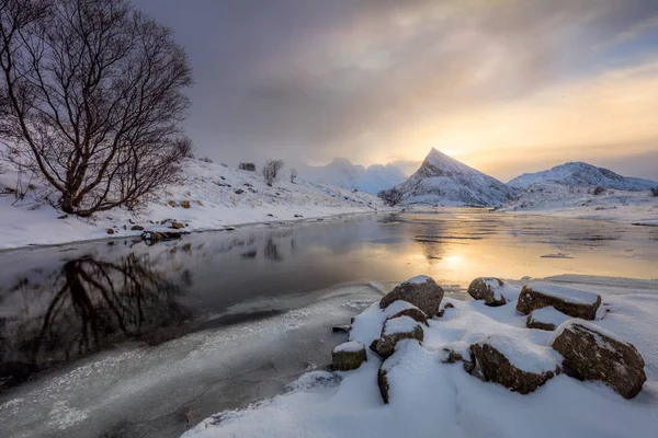 Nascer do sol de inverno com reflexão do sol na água — Fotografia de Stock