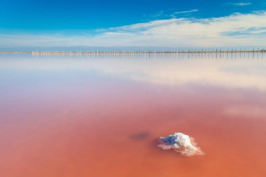 Gerçek pembe renkli Tuz Gölü ve derin mavi gökyüzü, minimalist landsc