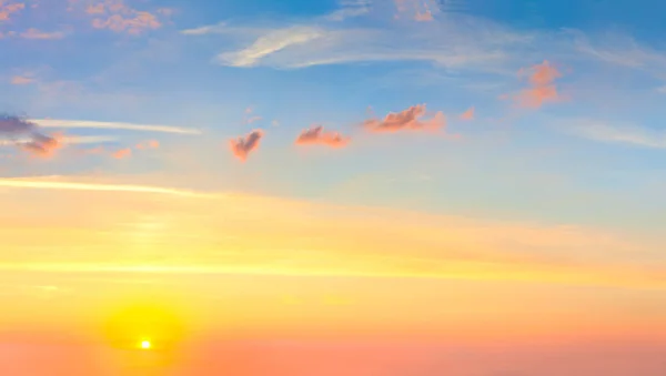 Vero cielo al tramonto con sole e nuvole colorate — Foto Stock