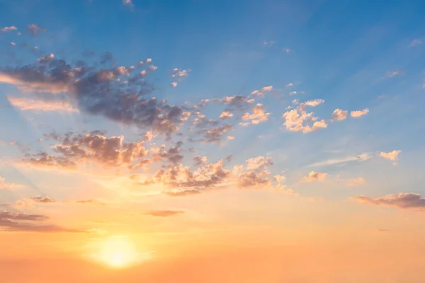 Mírný nebe na Sunset úsvitu se skutečným sluncem a mraky — Stock fotografie