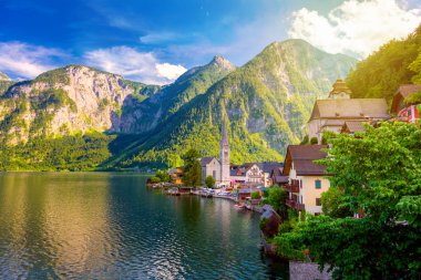 Eski Avrupa kasabası Hallstatt pitoresk görünümü, güzel Villa