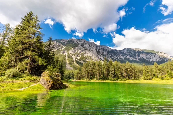 Increíble color verde real de las montañas lago, paisaje — Foto de Stock