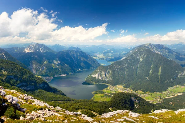 Piękny widok z lotu ptaka Alp górskich doliny z pięknym Lak — Zdjęcie stockowe