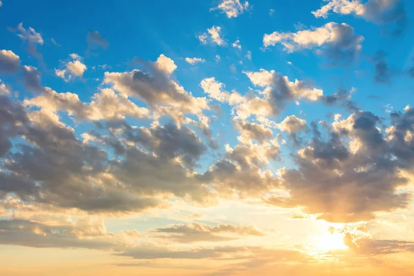 Echter Sonnenaufgangshimmel mit schönen leichten Wolken, Sonne und Sonnenstrahlen — Stockfoto