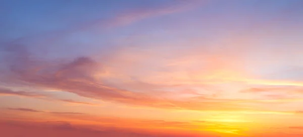 Majestic real sunrise sundown sky background with gentle colorfu — Stock Photo, Image