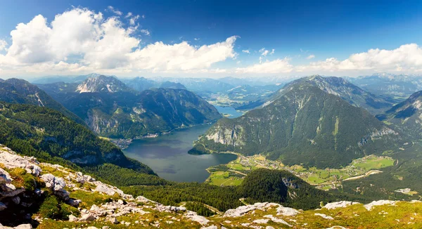 Vista aérea do vale da montanha dos Alpes com belo lago e pico — Fotografia de Stock