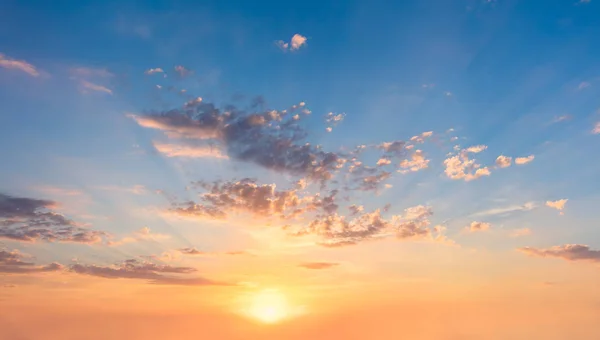 Céu suave ao pôr-do-sol Nascer com sol real e nuvens — Fotografia de Stock