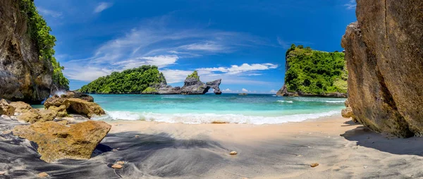 Panorama of paradise tropical beach with small island and perfec — Stock Photo, Image