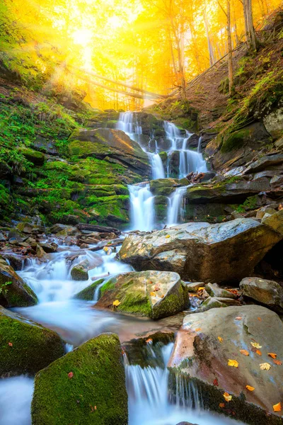 Herfst berg waterval stroom in de rotsen met kleurrijke herfst — Stockfoto