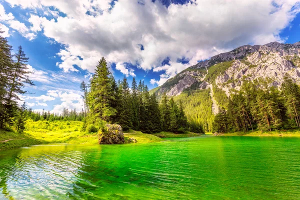 Colore verde naturale delle montagne paesaggio lacustre — Foto Stock