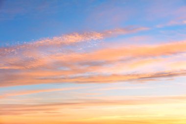 Yumuşak bulutlar ile Sunrise günbatımı gökyüzü nazik renkler