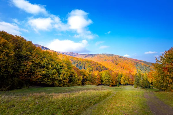 Montañas coloridas colinas y paisaje del valle - otoño —  Fotos de Stock