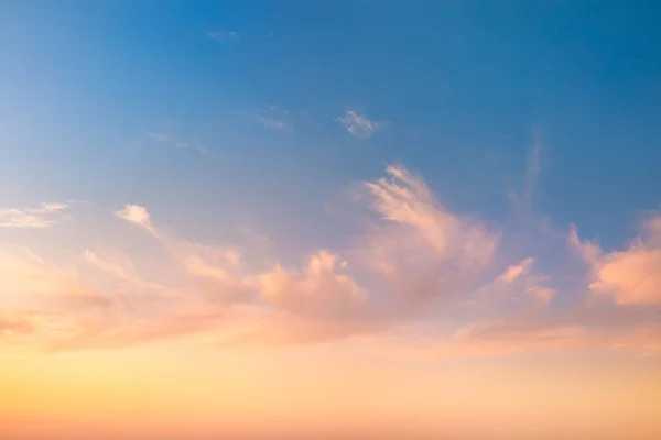 Cores suaves do céu Nuvens fundo na hora do nascer do sol — Fotografia de Stock