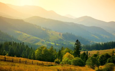 Dağlar aralığı ve ağaçlar ile dağlar manzara