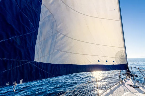 Zeilen Een Jacht Bij Rustig Weer Met Zon Uitzicht Vanaf — Stockfoto