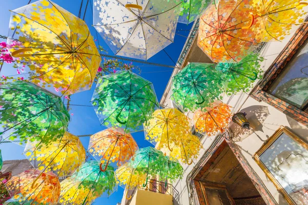 Old Town Street Dekorerad Med Paraplyer Olika Färger Sommaren Solig — Stockfoto