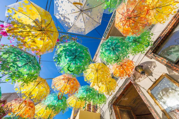 Old Town Street Decorado Com Guarda Chuvas Cores Diferentes Dia — Fotografia de Stock