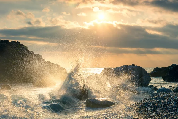 Wielka Fala Uderzyła Skałę Plaży Woda Morska Spłynęła Nieba Słońcem — Zdjęcie stockowe