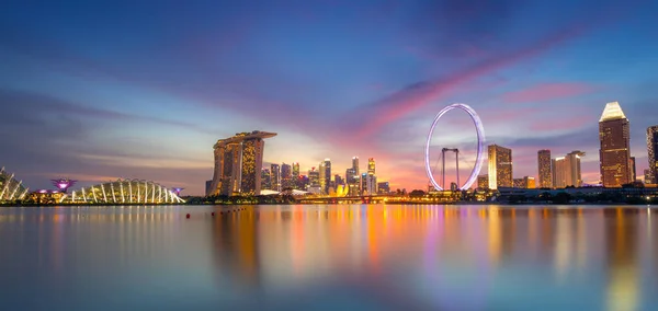 Singapore Skyline Και Θέα Των Ουρανοξυστών Στο Marina Bay Βράδυ — Φωτογραφία Αρχείου