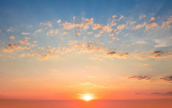 Mild Naturlig Solnedgång Soluppgång Himmel Med Ljusa Moln Och Sol — Stockfoto