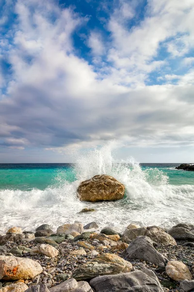 ビッグ波のビーチでは 石のヒット 海の水が空にスプラッシュ 海での朝 — ストック写真