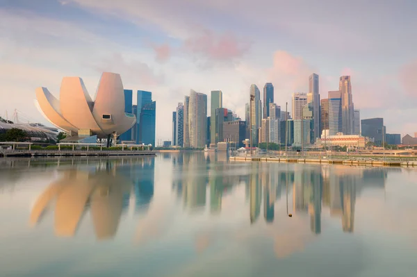 Singapore Cityscape Νωρίς Πρωί Πραγματικές Αντανακλάσεις Στο Θαλασσινό Νερό Τοπίο — Φωτογραφία Αρχείου