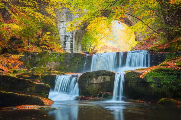 Queda Paisagem Outono Cachoeira Rio Colorido Parque Florestal Outono Com — Fotografia de Stock