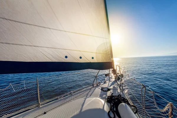 Парусный Спорт Спокойную Погоду Солнцем Вид Палубы Яхты Лук Паруса — стоковое фото