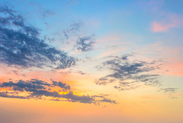 Закат солнца на фоне разноцветных облаков