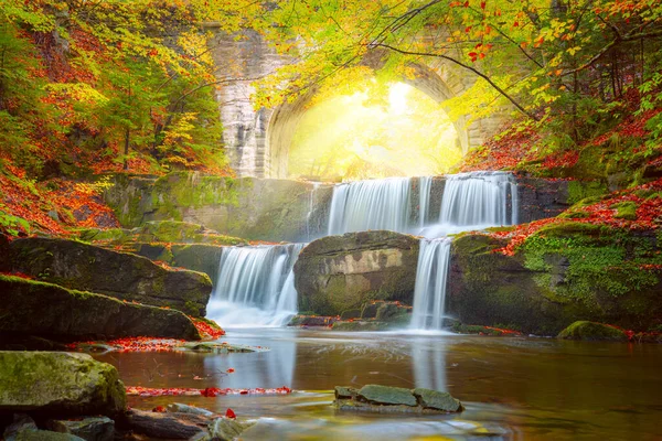 Zonnige Herfst Landschap Rivier Waterval Kleurrijke Herfst Bos Park Met — Stockfoto