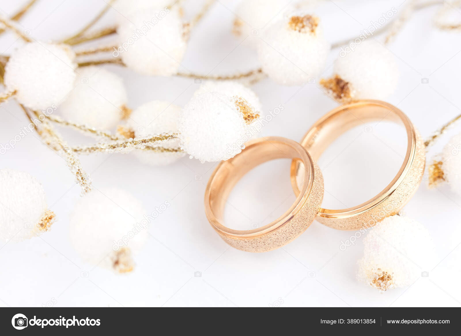 Anillos De Boda De Oro Con Una Decoración De Boda Foto E Imagen Para  Descarga Gratuita - Pngtree, image size:1600x1167