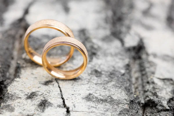 Belos Anéis Casamento Fundo Superfície Madeira Declaração Amor Primavera Cartão — Fotografia de Stock