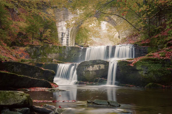 ヴィンテージスタイル秋の風景 古い橋で黄色の赤の葉とカラフルな秋の森公園で川の滝 — ストック写真