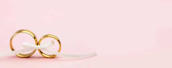 Elegante Bruiloft Verloving Banner Achtergrond Paar Gouden Trouwringen Zachte Witte — Stockfoto